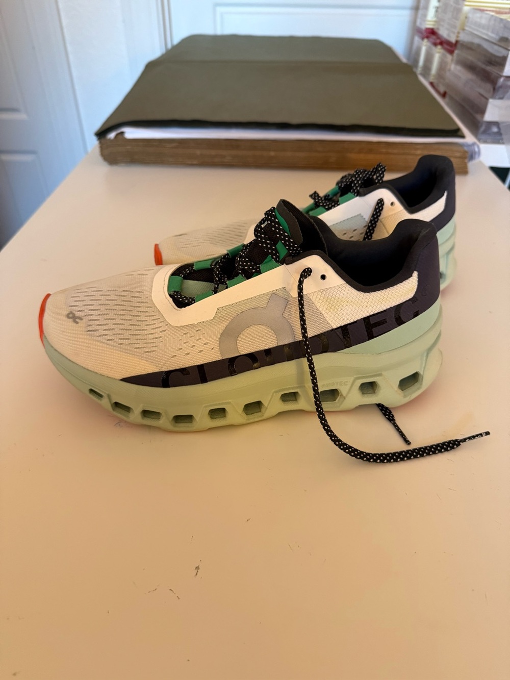 ON Cloud Monster Men’s Running Shoes in White & Mint sz 8